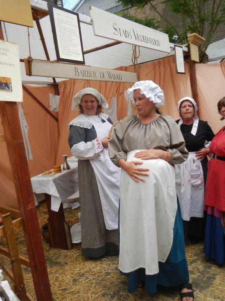 Bestand:Vroedvrouw Kleding 2.jpg