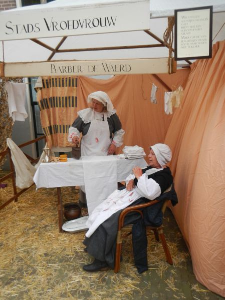 Bestand:Assistente Vroedvrouw kleding.jpg