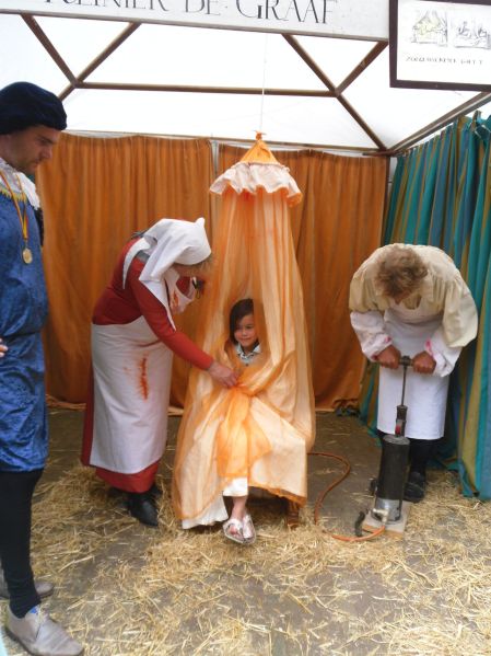 Bestand:Klysma man Kleding.jpg