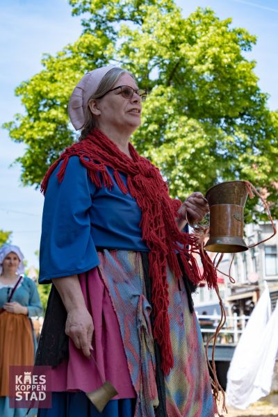 Bestand:Water en vuur vrouwtje Kleding.jpg