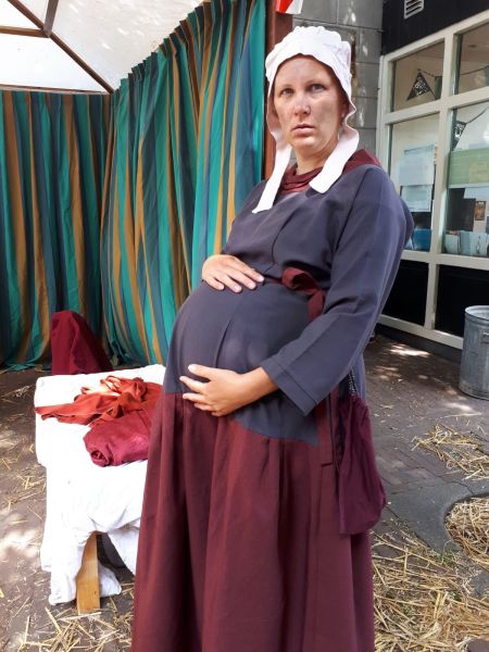 Bestand:Zwangere vrouw Kleding.jpg